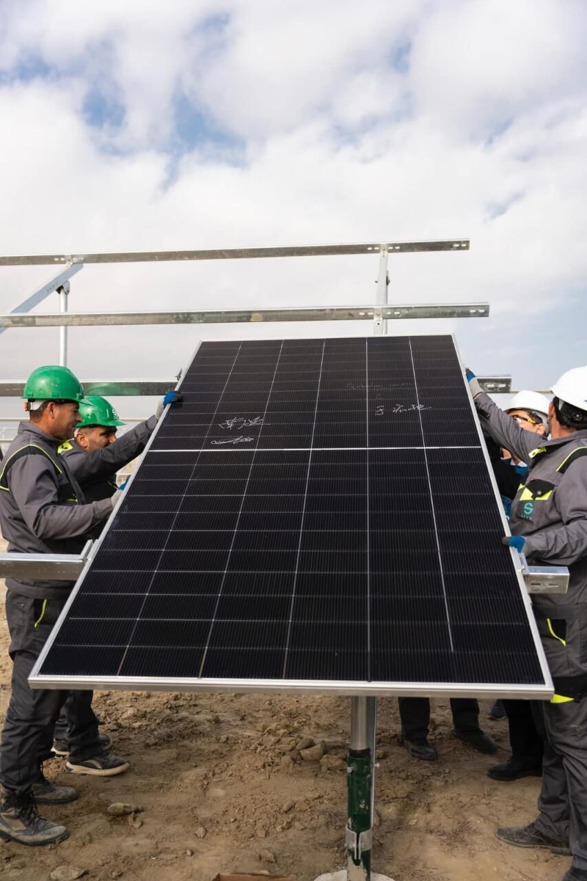 “Qobustan” Günəş Elektrik Stansiyasının inşası çərçivəsində ilk panel quraşdırılıb