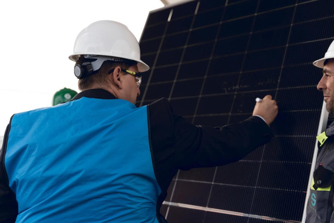 “Qobustan” Günəş Elektrik Stansiyasının inşası çərçivəsində ilk panel quraşdırılıb