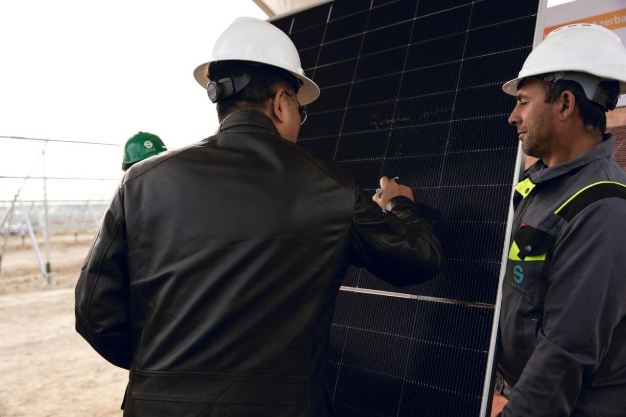 “Qobustan” Günəş Elektrik Stansiyasının inşası çərçivəsində ilk panel quraşdırılıb