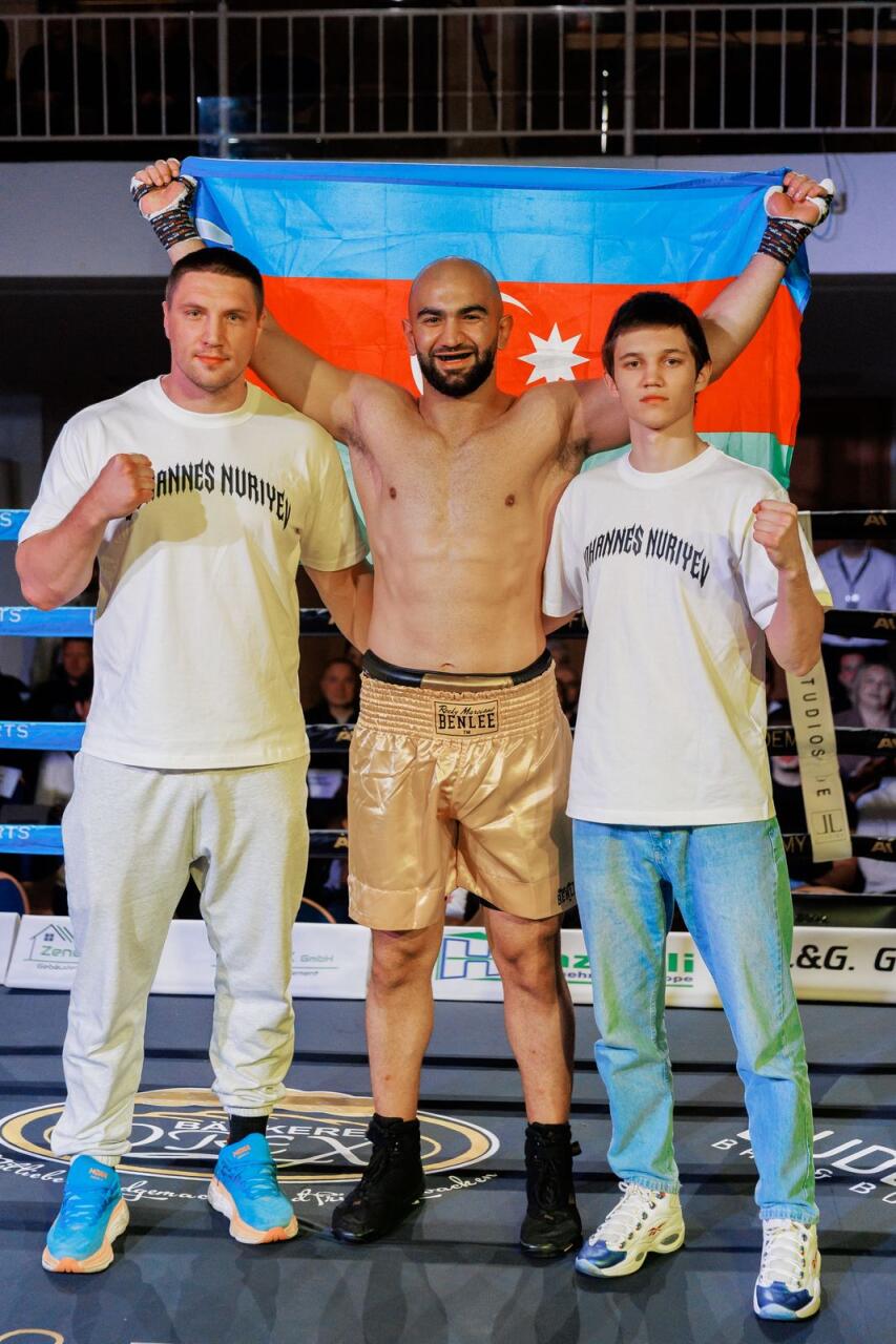 Азербайджанский боксер отправил соперника в нокаут двумя ударами за 12 сек.