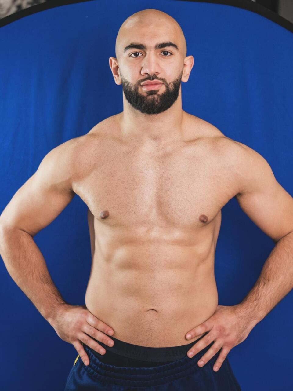 Азербайджанский боксер отправил соперника в нокаут двумя ударами за 12 сек.