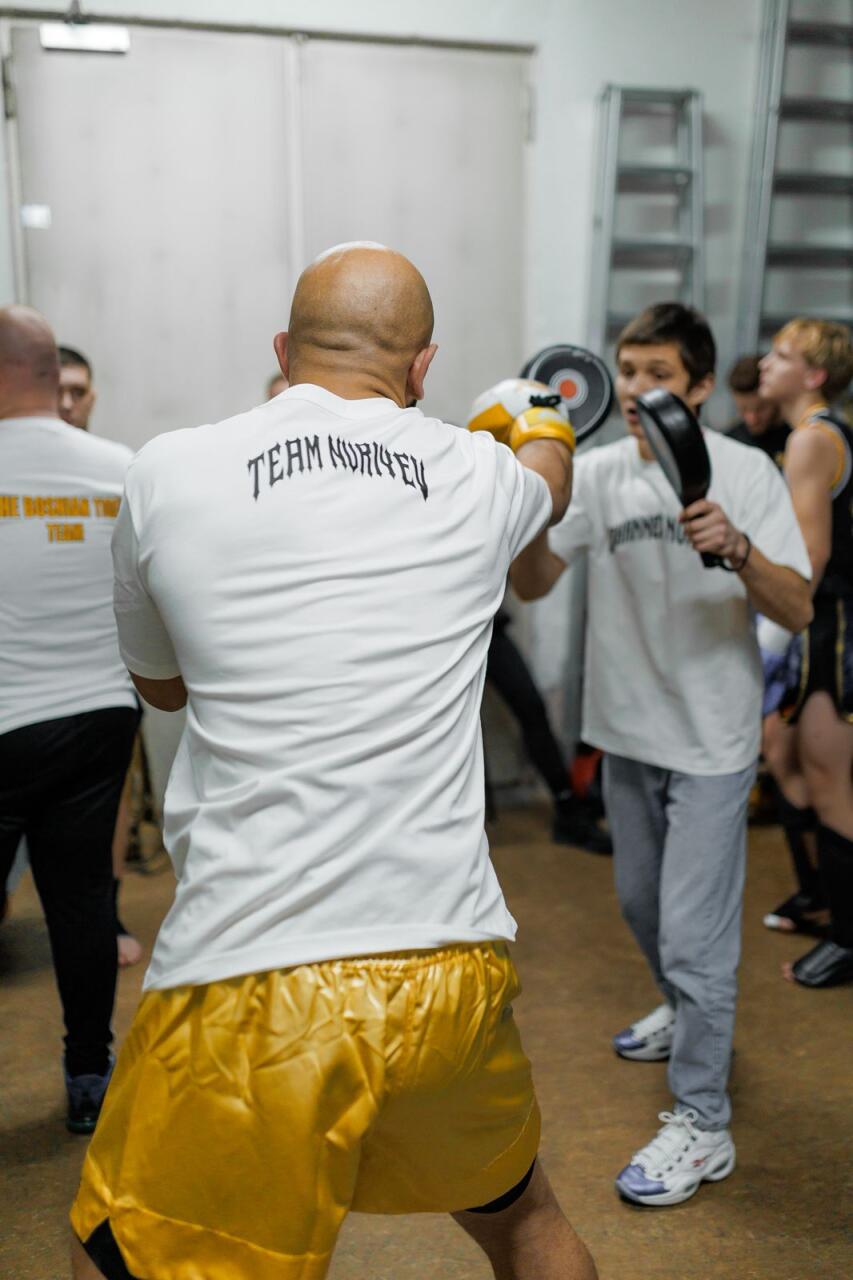 Азербайджанский боксер отправил соперника в нокаут двумя ударами за 12 сек.