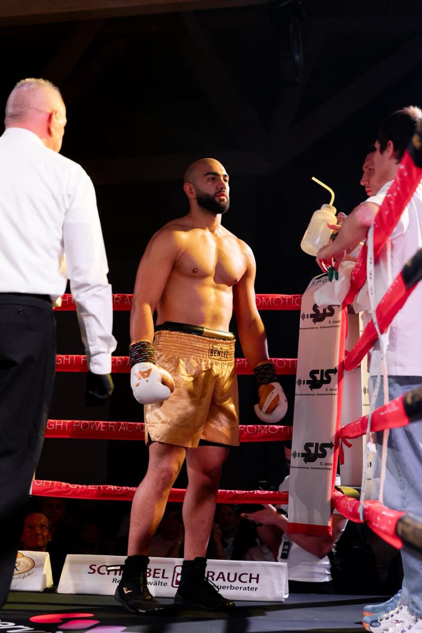 Азербайджанский боксер отправил соперника в нокаут двумя ударами за 12 сек.