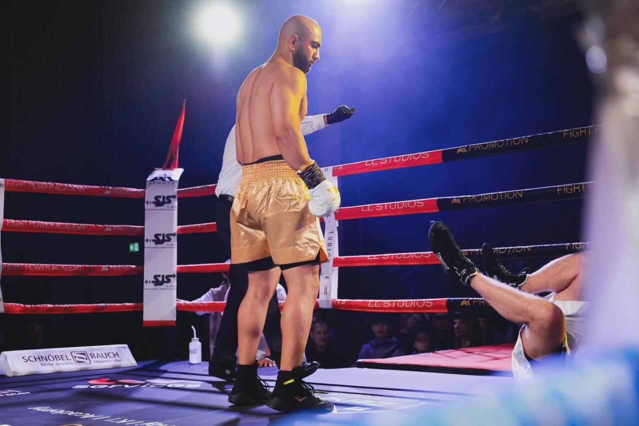 Азербайджанский боксер отправил соперника в нокаут двумя ударами за 12 сек.