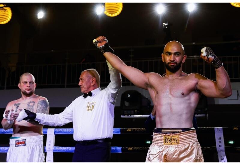 Азербайджанский боксер отправил соперника в нокаут двумя ударами за 12 сек.