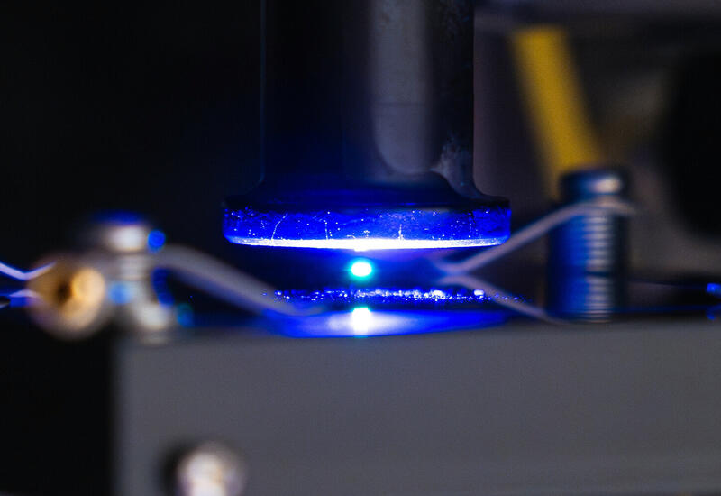 Физики впервые «нарушили» закон Ньютона