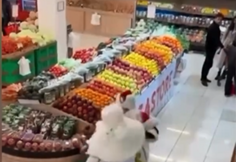 В Баку два Деда Мороза устроили потасовку в супермаркете