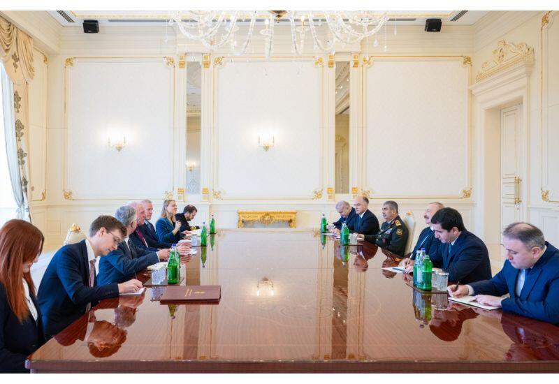 Prezident İlham Əliyev Birləşmiş Krallığın müdafiə üzrə dövlət nazirini qəbul edib