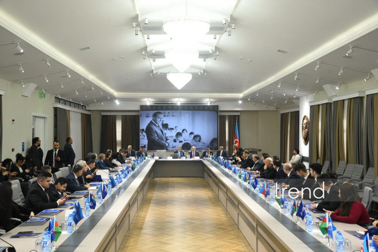 В Баку проходит обсуждения на тему "Социальные и политические науки на фоне современных вызовов: задачи аналитических центров, академической науки и университетов"