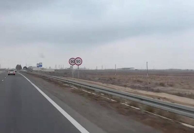 Почему на трассе Баку-Газах появились одинаковые дорожные знаки?