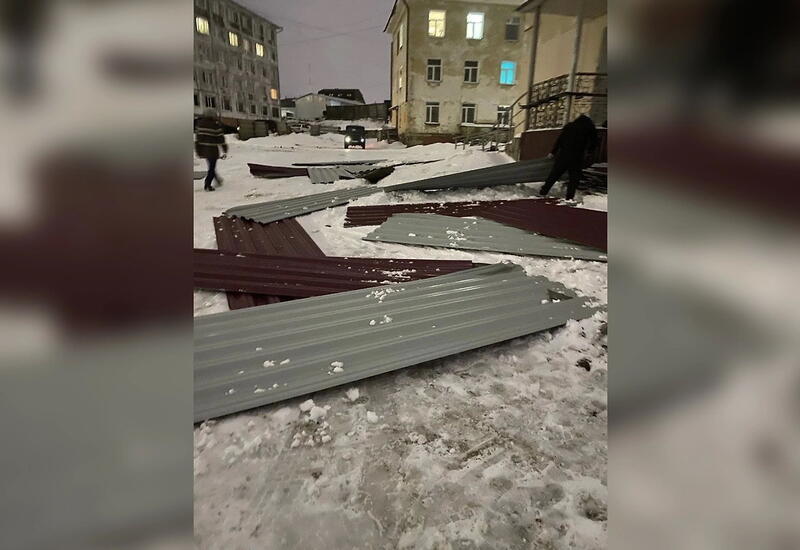 Сильный ветер снес крышу детской больницы в России