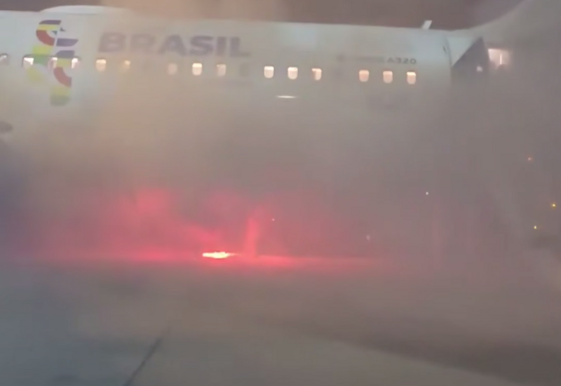 В Бразилии после посадки загорелся самолет