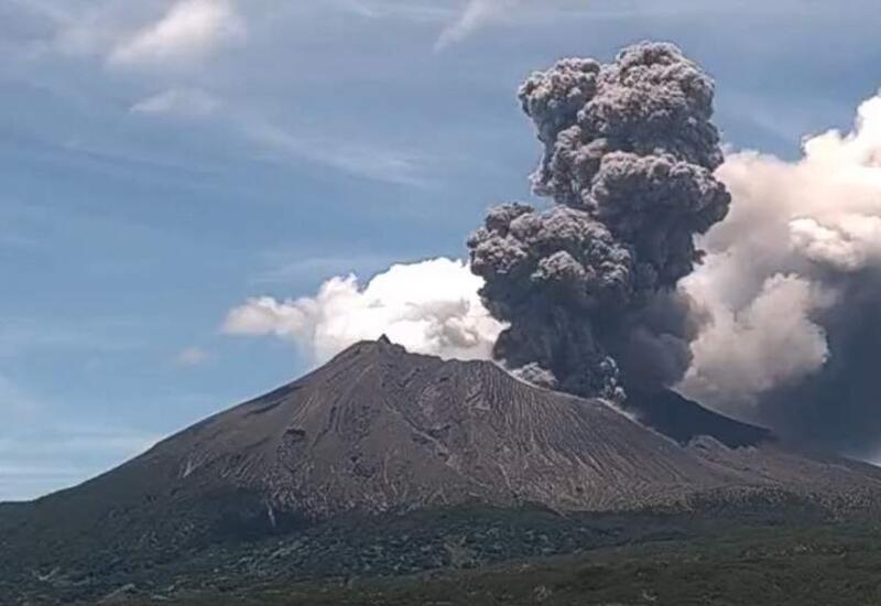 Вулкан в Японии держит в страхе население