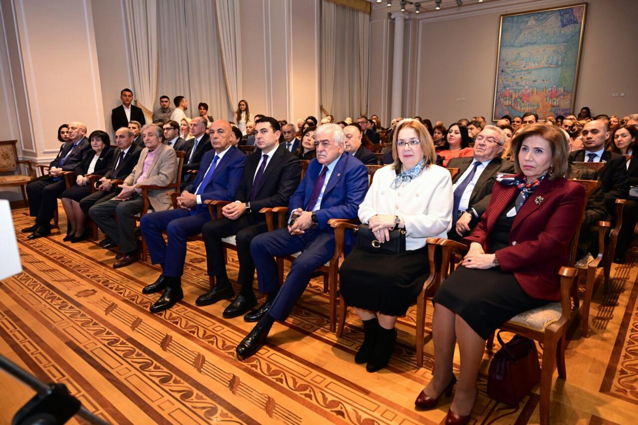 В Баку состоялось торжественное открытие экспозиции "Мирза Гадим Иревани: 200-летняя летопись искусства"