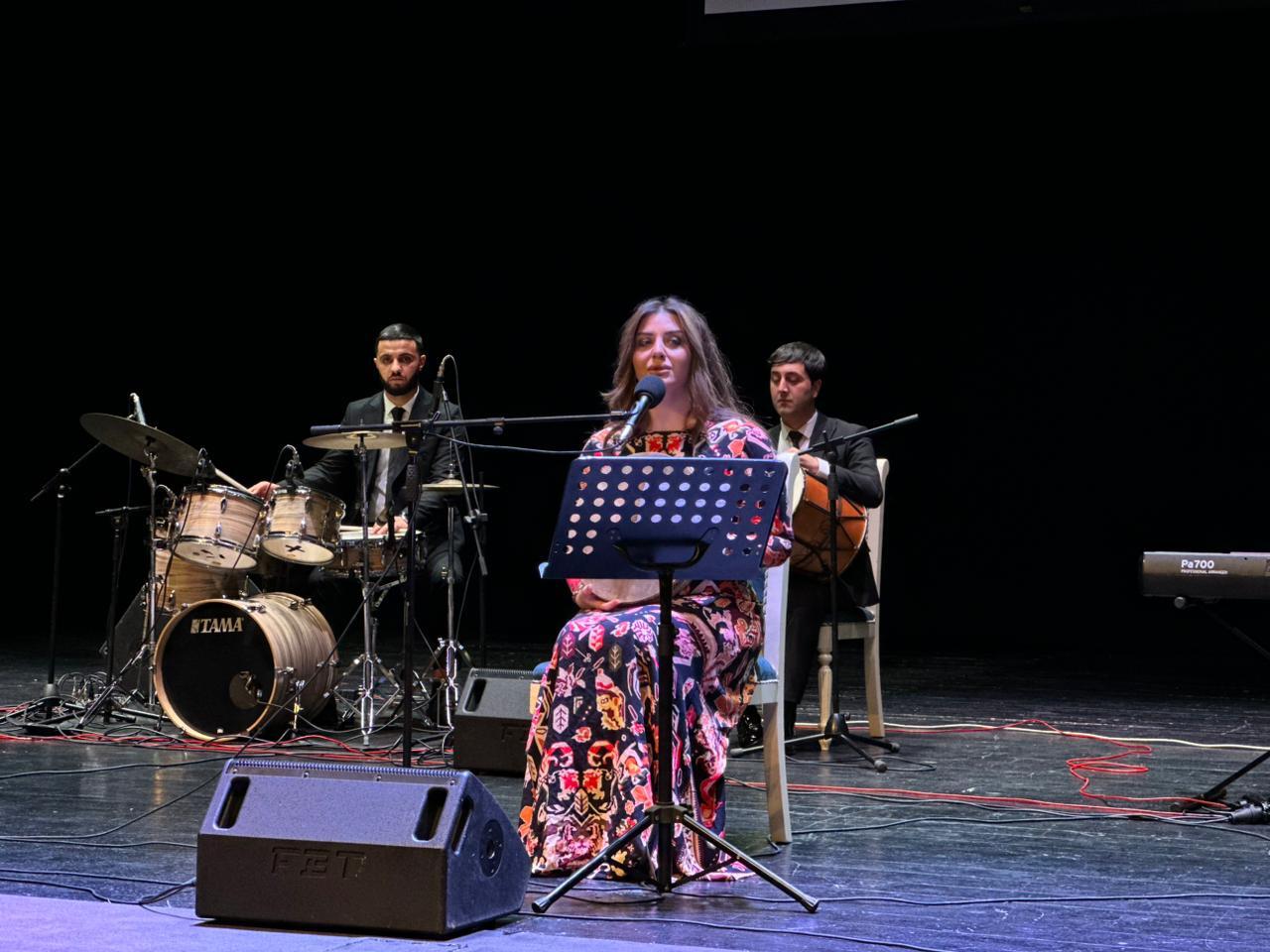 В Гянджинской государственной филармонии торжественно отметили юбилей Мансума Ибрагимова