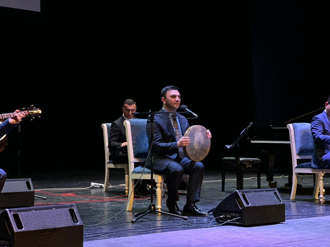 В Гянджинской государственной филармонии торжественно отметили юбилей Мансума Ибрагимова