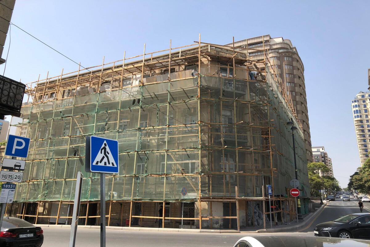 В Баку при реставрации поврежден архитектурный памятник