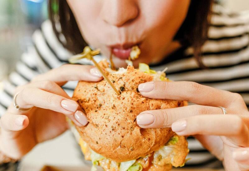 Çox yeyənlər niyə gec doyur?