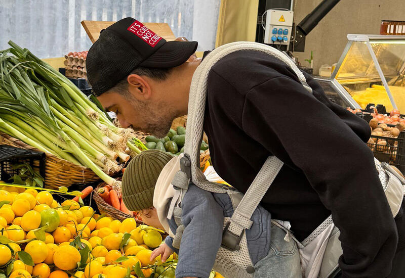 Звезда «Великолепного века» пришел с 9-месячным сыном на рынок