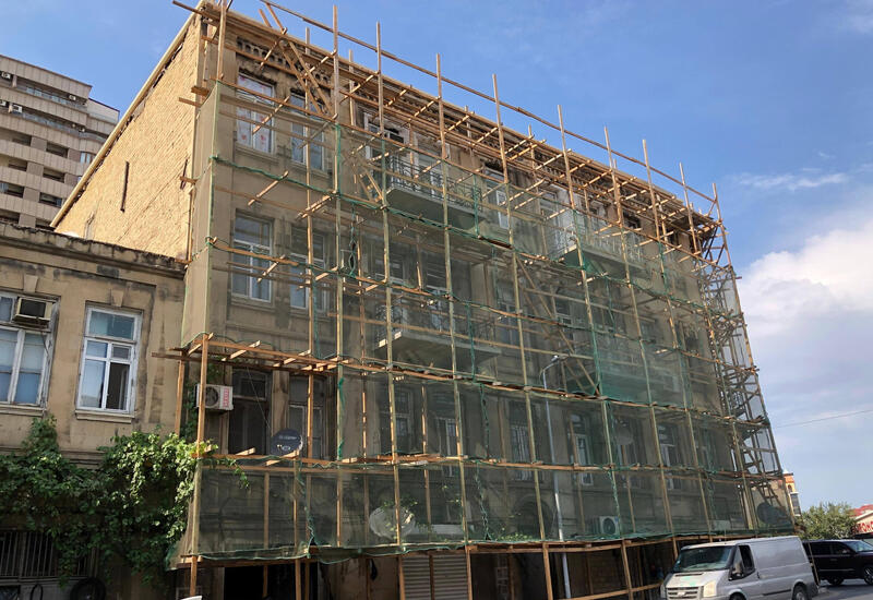 В Баку при реставрации поврежден архитектурный памятник