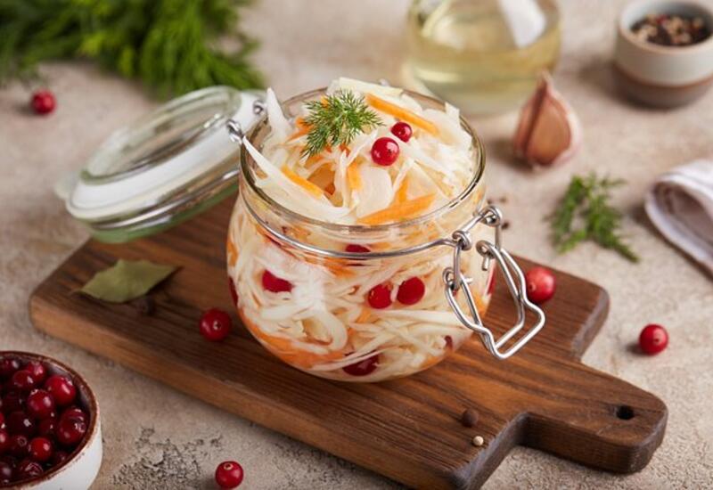 Женщинам назвали четыре веские причины включить в рацион квашеную капусту