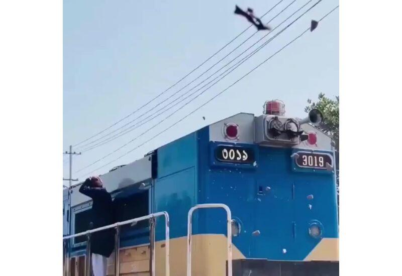 В Бангладеш протестующие забросали поезд камнями