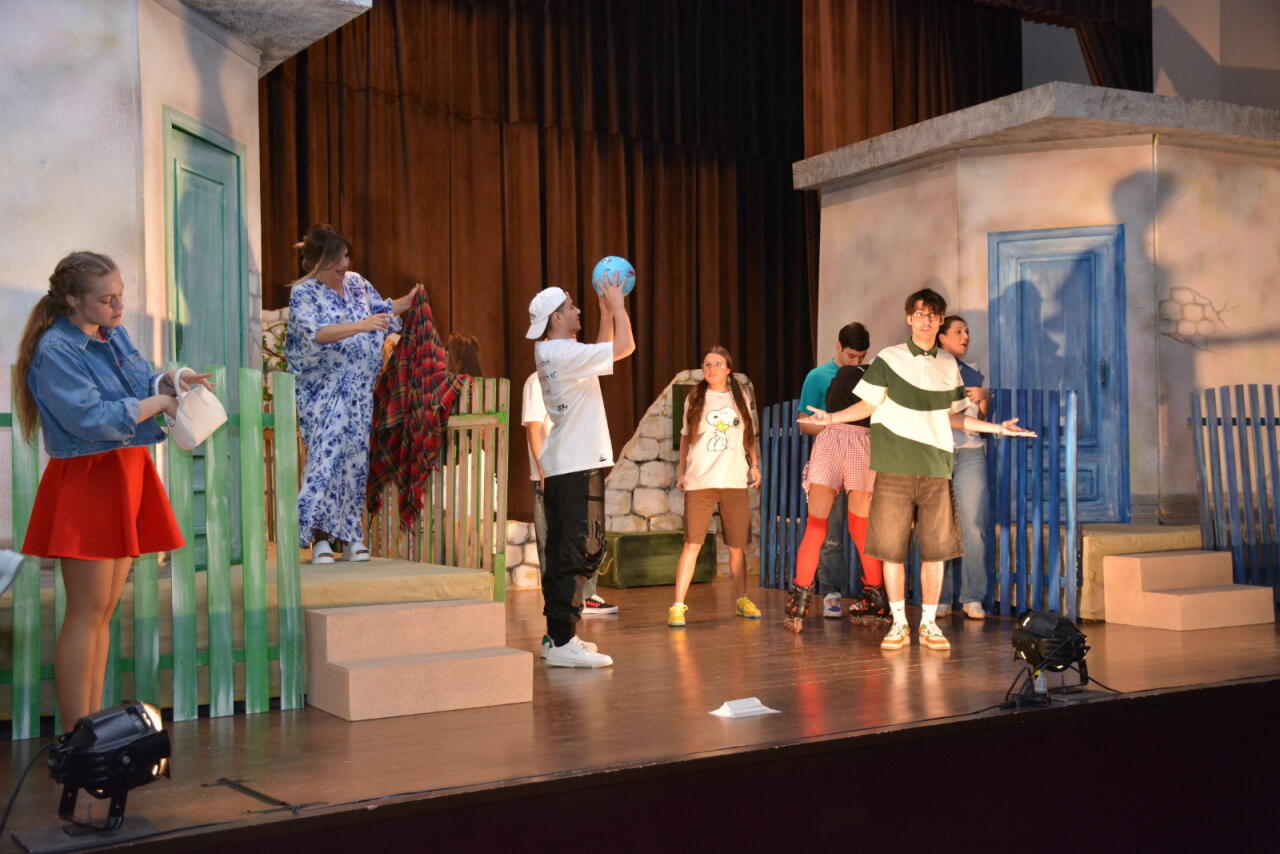 Академический русский драмтеатр представил спектакль в Шамахе