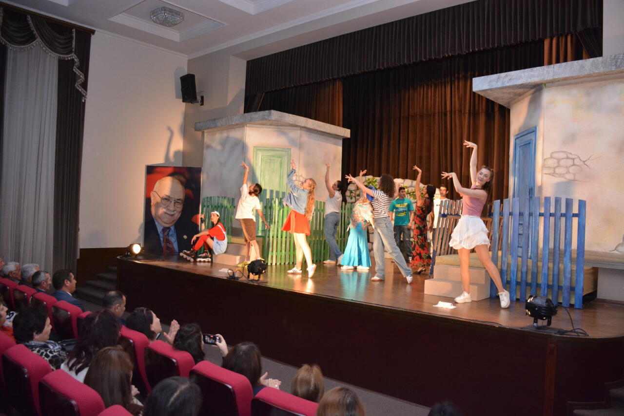 Академический русский драмтеатр представил спектакль в Шамахе