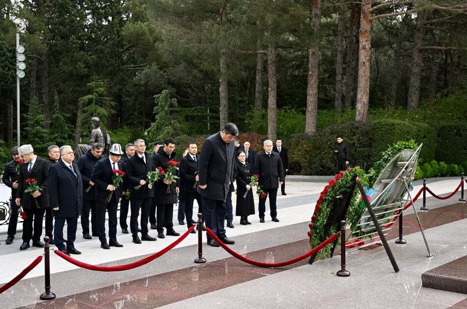 Кыргызская делегация посетила могилу Великого лидера Гейдара Алиева