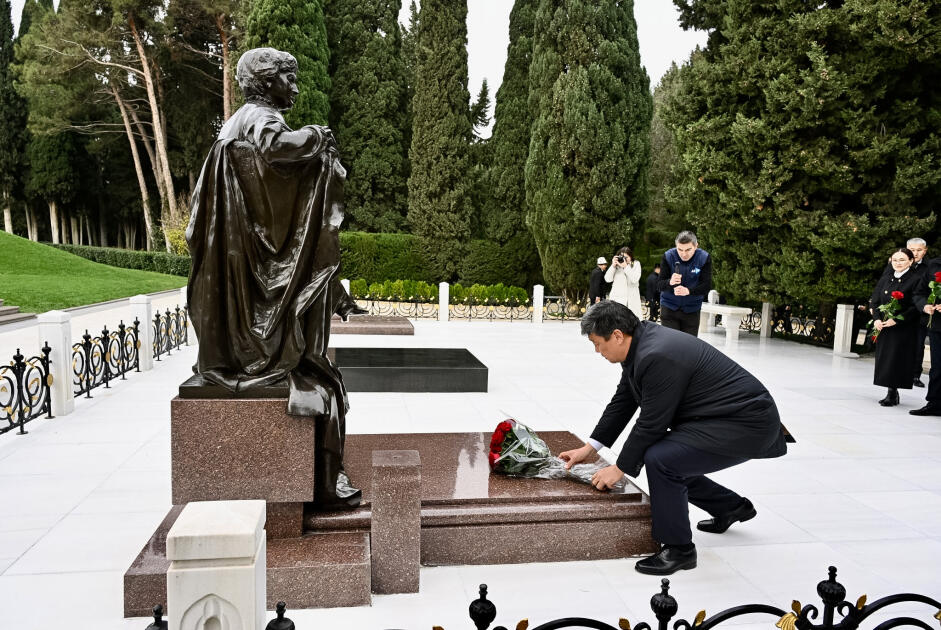 Кыргызская делегация посетила могилу Великого лидера Гейдара Алиева