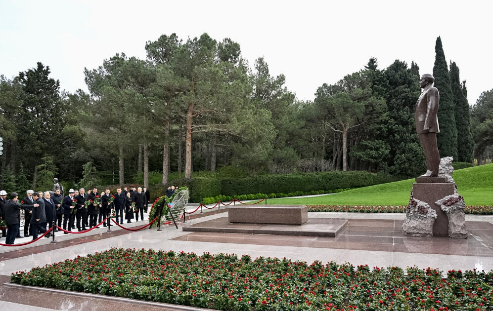 Кыргызская делегация посетила могилу Великого лидера Гейдара Алиева