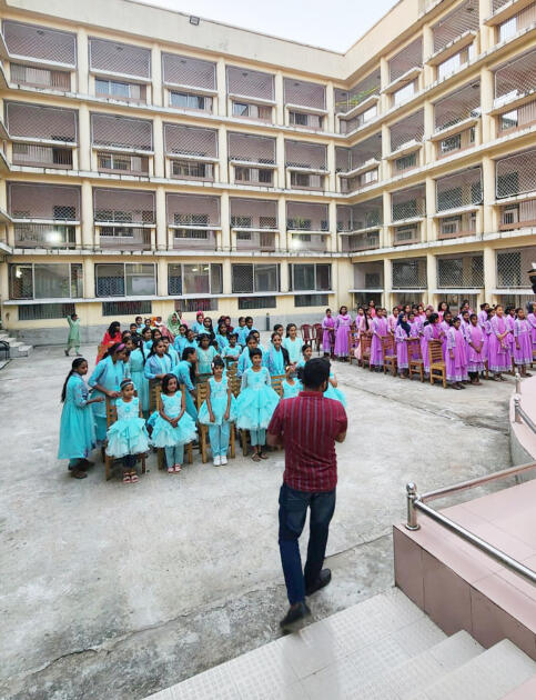 Heydər Əliyev Fondunun vitse-prezidenti Leyla Əliyeva və Bakı Media Mərkəzinin rəhbəri Arzu Əliyeva Dəkkədə uşaq evini ziyarət ediblər