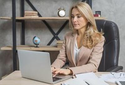 Модный эксперт описала идеальную одежду для работы в офисе