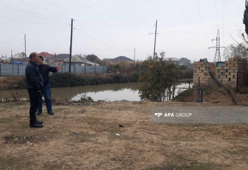 В Билясуваре Lexus упал в канал, много погибших