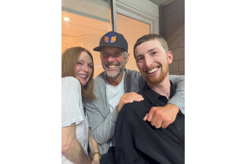 Джулианна Мур опубликовала редкое фото с мужем и сыном