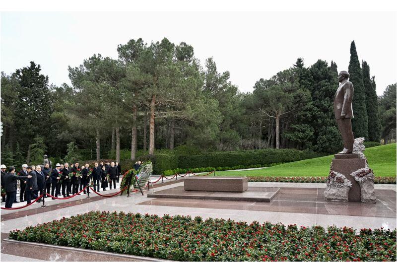 Кыргызская делегация посетила могилу Великого лидера Гейдара Алиева