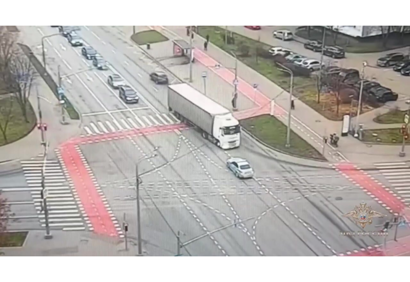 В Москве полицейский на ходу остановил фуру с умирающим водителем