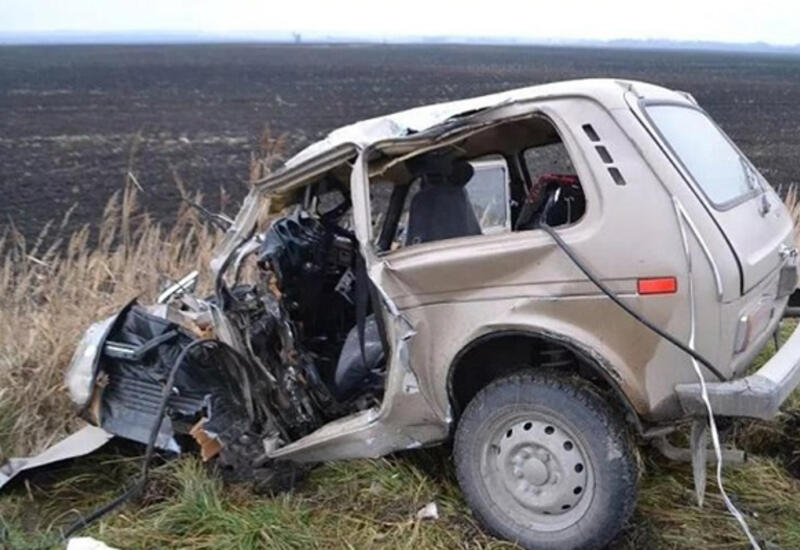 В Гёйгёле опрокинулся внедорожник -