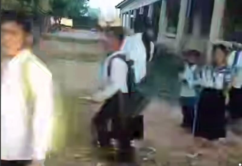 Дети спасаются от артиллерийского обстрела в Камбодже