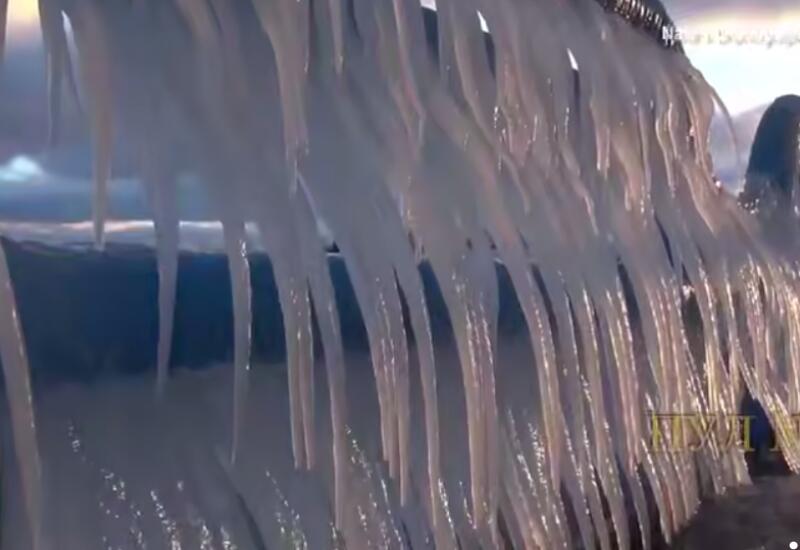 Сильный мороз в США: волны замерзают мгновенно