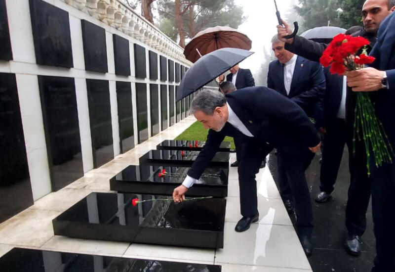 Министр иностранных дел Ирана в Баку почтил память шехидов