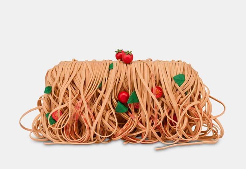 Бренд Moschino выпустил сумку в виде спагетти