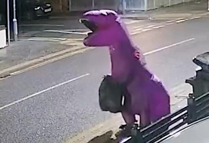 Тиранозавтр намусорил на улицах Англии