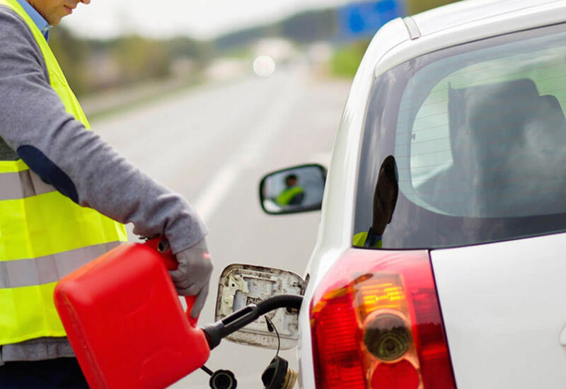 Топливо закончилось, автомобиль остановился на дороге