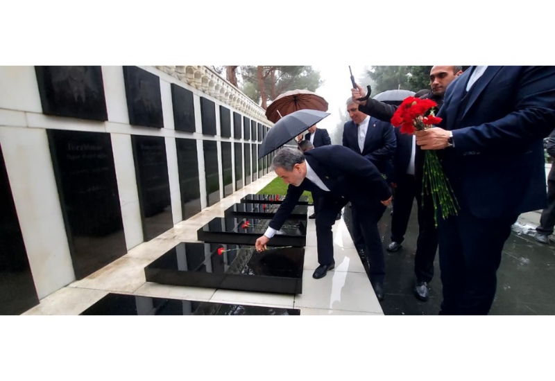 İranın xarici işlər naziri Bakıda şəhidlərin xatirəsini anıb