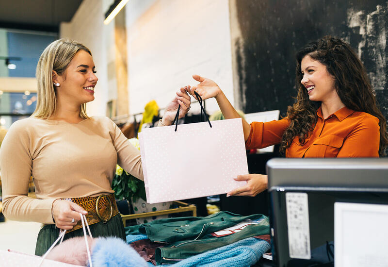 Стилист назвала главные тренды дресс-кода Нового года 2026