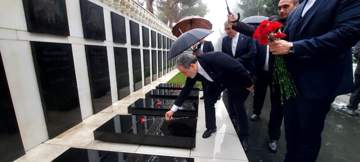 İranın xarici işlər naziri Bakıda şəhidlərin xatirəsini anıb