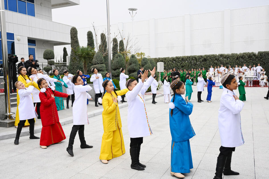 Лейла Алиева приняла участие в церемонии открытия в Туркменистане Авазинского филиала Благотворительного фонда по оказанию помощи нуждающимся в опеке детям