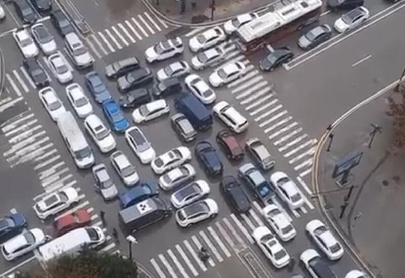 Стала известна причина крупной пробки в Ясамальском районе