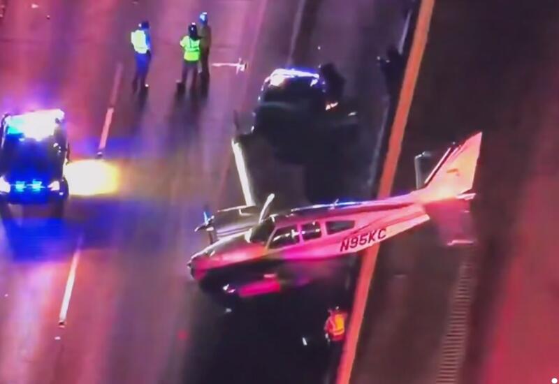 В США самолет экстренно приземлился и столкнулся с автомобилем